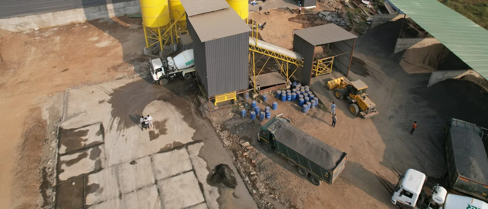 The ELR plant from the air: mixer tower, covered conveyor, batcher shed, admixture drums and the wheel loader