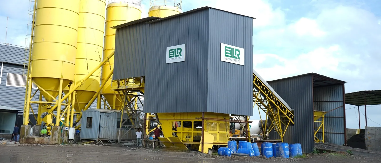 The ELR batching plant at Gaulane: cement silos, the mixer tower with the ELR boards, the covered conveyor and the batcher shed